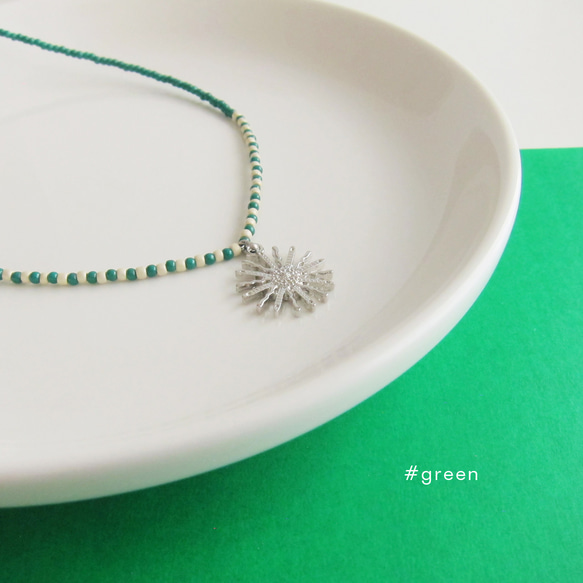 緑色ガラスビーズの円形ペンダント