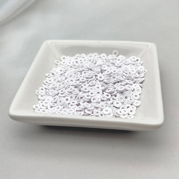 小さいスパンコール「ホワイト」平丸3ｍｍ4g　SP153-Wh3 ビーズ刺繍　オートクチュール刺繍 2枚目の画像