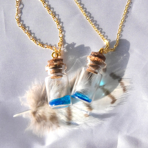 水にふわっと浮かぶ羽のネックレス コルク瓶 羽 ネックレス チャーム