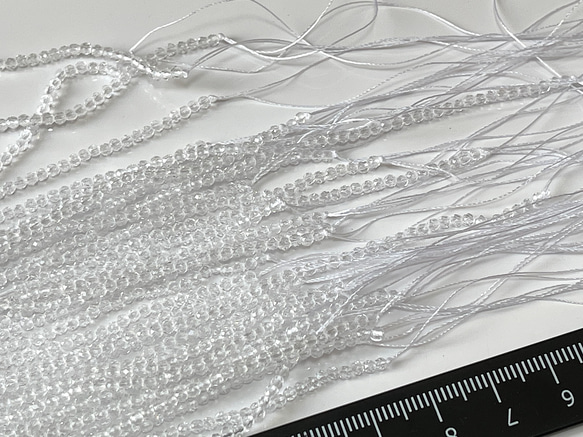 KB201  極小 クリアー 2mm 2本入り 1連約36cm ガラス ビーズ ボタンカット クリスタル 手芸材料 2枚目の画像