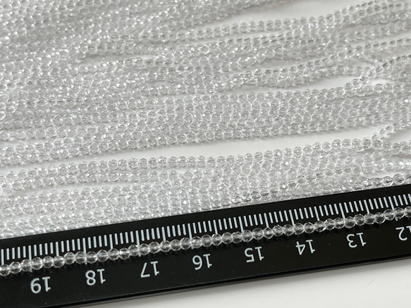 KB201  極小 クリアー 2mm 2本入り 1連約36cm ガラス ビーズ ボタンカット クリスタル 手芸材料 1枚目の画像