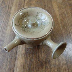 花瓶 一輪挿し 赤土に白い釉薬と緑の釉薬がコラボ 一輪挿し・花瓶