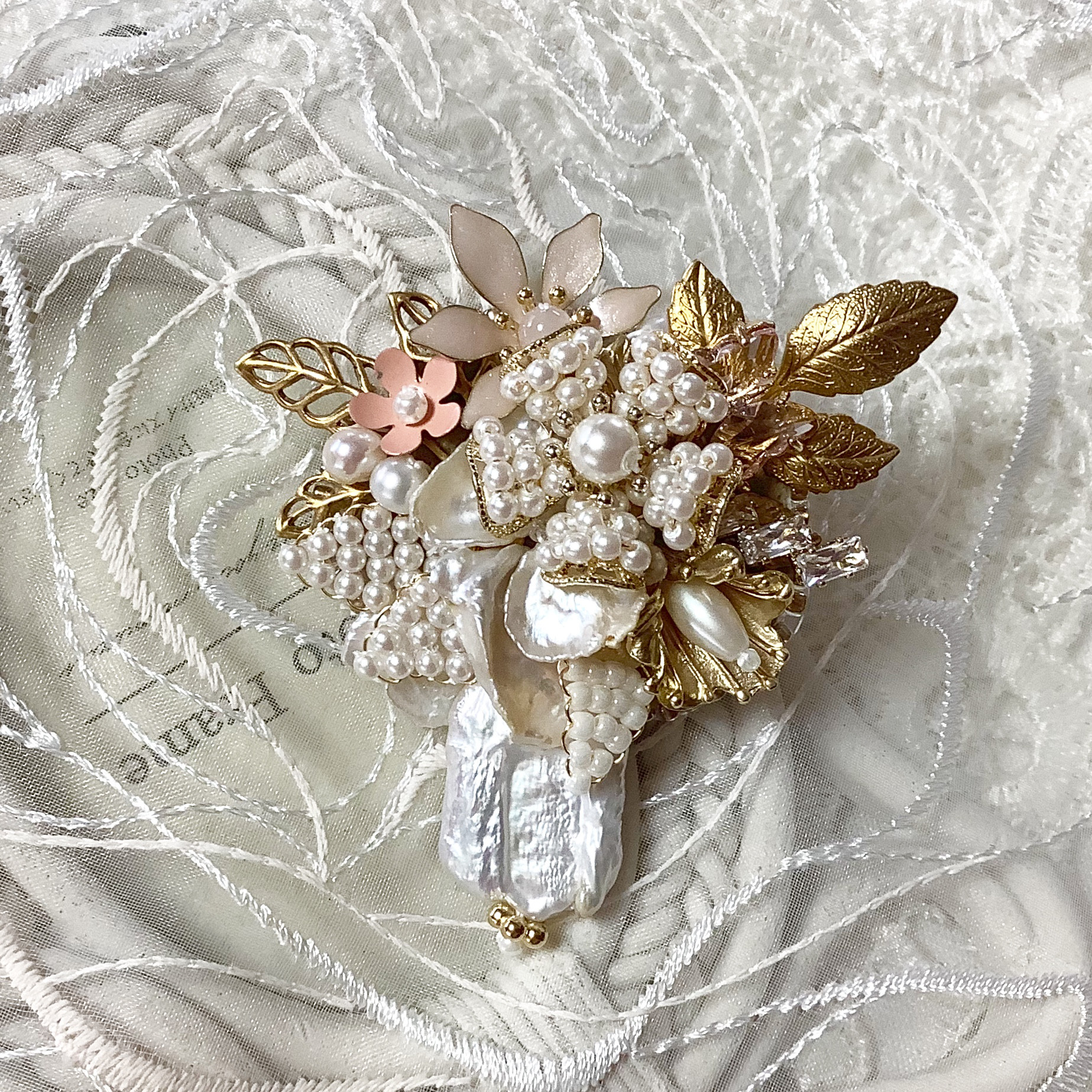 ビーズ刺繡 大きな淡水パールのフラワーブローチ コスチューム
