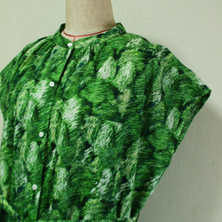 グリーン色地×木柄プリント 綿麻素材 スタンドカラーフレンチスリーブシャツワンピース L～LLサイズ 受注生産 3枚目の画像