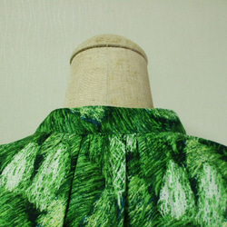 グリーン色地×木柄プリント 綿麻素材 スタンドカラーフレンチスリーブシャツワンピース M～Lサイズ 受注生産 7枚目の画像