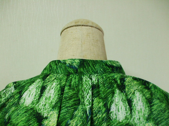 グリーン色地×木柄プリント 綿麻素材 スタンドカラーフレンチスリーブシャツワンピース M～Lサイズ 受注生産 7枚目の画像