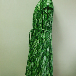 グリーン色地×木柄プリント 綿麻素材 スタンドカラーフレンチスリーブシャツワンピース M～Lサイズ 受注生産 5枚目の画像