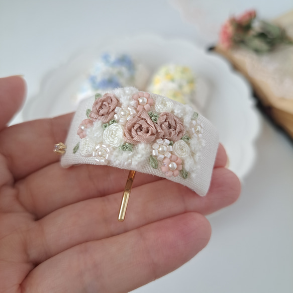 いつもそばに　柔らかブーケ　ポニーフック　刺繍　リボン刺繍　ビーズ刺繍　ピンクベージュ 8枚目の画像