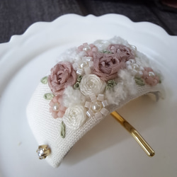 いつもそばに　柔らかブーケ　ポニーフック　刺繍　リボン刺繍　ビーズ刺繍　ピンクベージュ 5枚目の画像