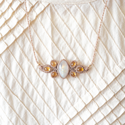 ムーンストーンとシトリンのマクラメ編み 天然石ネックレス ネックレス  