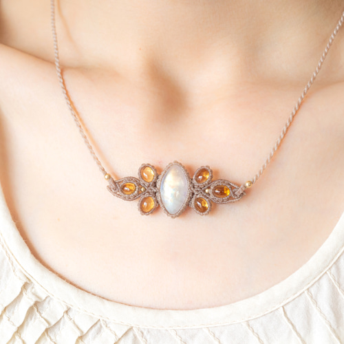 ムーンストーンとシトリンのマクラメ編み 天然石ネックレス ネックレス  