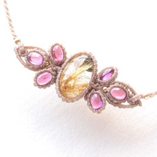 ルチルクォーツとガーネットのマクラメ編み 天然石ネックレス