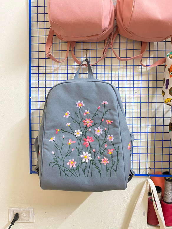 アナスイ　花柄 リュック バックパック ゴールド刺繍　チャーム付き アナスイ 花柄 リュック バックパック ゴールド刺繍 チャーム付き