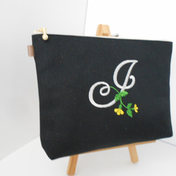 帆布の選べるお花のイニシャル刺繍のポーチ　マルチ２０㎝ 黒　ネイビー 2枚目の画像