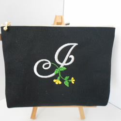 帆布の選べるお花のイニシャル刺繍のポーチ　マルチ２０㎝ 黒　ネイビー 6枚目の画像