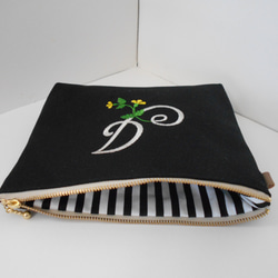 帆布の選べるお花のイニシャル刺繍のポーチ　マルチ２０㎝ 黒　ネイビー 3枚目の画像