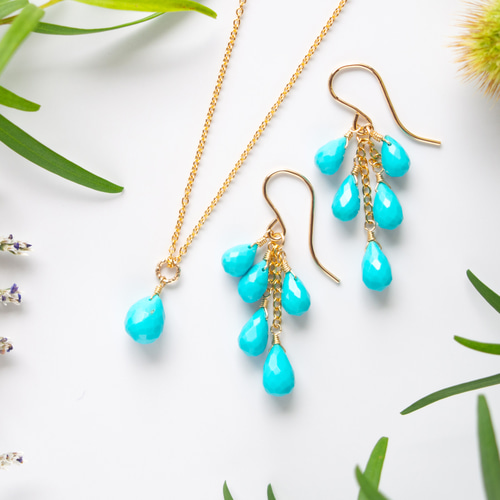 スリーピングビューティーターコイズの連なりドロップピアス