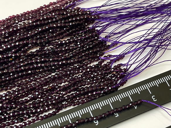 KB213 極小 紫色 2mm 2本入り 1連約37cm ガラス ビーズ ボタンカット クリスタル 手芸材料 2枚目の画像