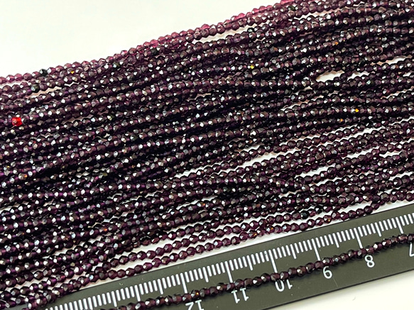 KB213 極小 紫色 2mm 2本入り 1連約37cm ガラス ビーズ ボタンカット クリスタル 手芸材料 1枚目の画像