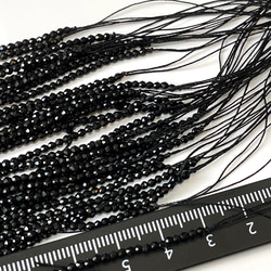 KB214 極小 ブラック 黒色 2mm 2本入り 1連約34cm ガラス ビーズ ボタンカット クリスタル 手芸材料 2枚目の画像
