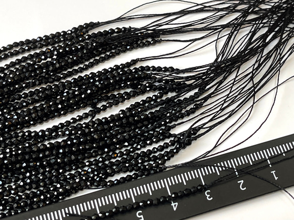 KB214 極小 ブラック 黒色 2mm 2本入り 1連約34cm ガラス ビーズ ボタンカット クリスタル 手芸材料 2枚目の画像