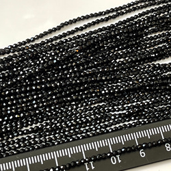 KB214 極小 ブラック 黒色 2mm 2本入り 1連約34cm ガラス ビーズ ボタンカット クリスタル 手芸材料 1枚目の画像