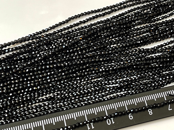 KB214 極小 ブラック 黒色 2mm 2本入り 1連約34cm ガラス ビーズ ボタンカット クリスタル 手芸材料 1枚目の画像