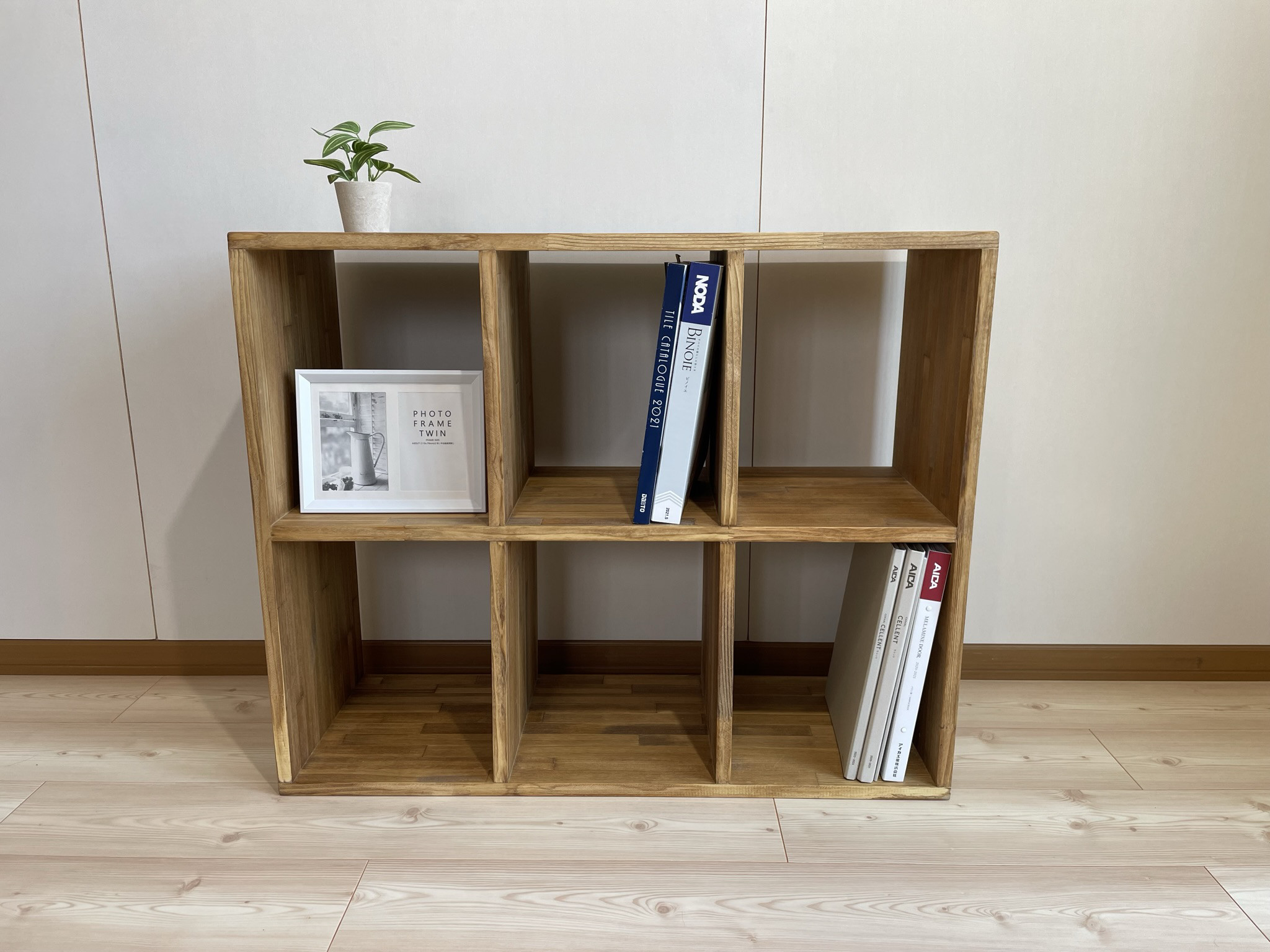 【サイズオーダー可】木のぬくもり感じるブックシェルフ/6マス/ミディアムウォルナット