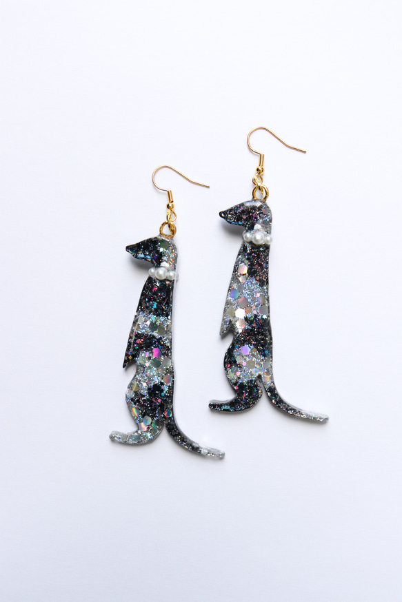 ミーアキャットさんがこちらを見ているイヤリングハンドメイド