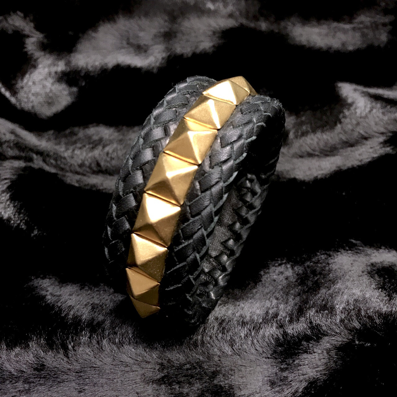 スタッズブレス・シングルライン[サテンゴールド]