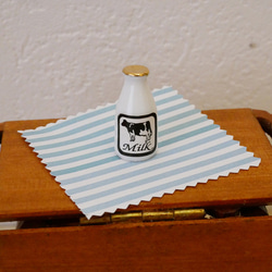 ドールハウス　ミニチュアパーツ　ミルクボトル　ブラック 3枚目の画像