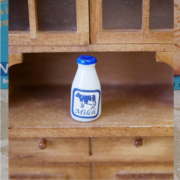 ドールハウス　ミニチュアパーツ　ミルクボトル　ブルー 2枚目の画像