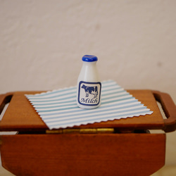 ドールハウス　ミニチュアパーツ　ミルクボトル　ブルー 3枚目の画像