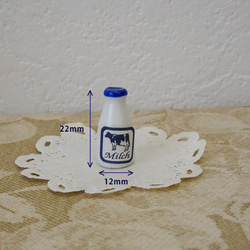 ドールハウス　ミニチュアパーツ　ミルクボトル　ブルー 4枚目の画像