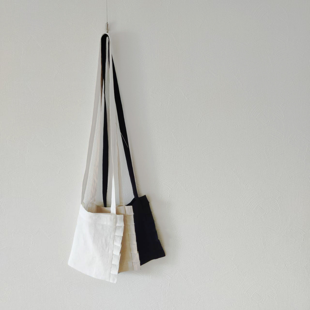 タックフリル＆ビーズ付きリネンポシェット 4,536円