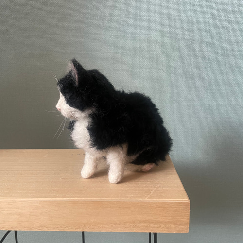 手乗り子猫 白黒 ハチワレ 羊毛フェルト ぬいぐるみ ねこ 羊毛