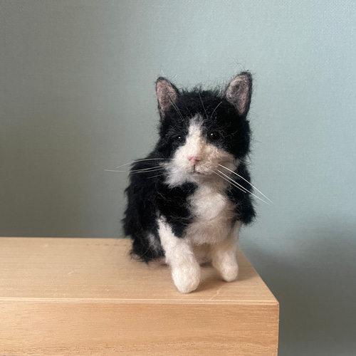 手乗り子猫 白黒 ハチワレ 羊毛フェルト ぬいぐるみ ねこ 羊毛