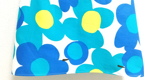 フラワー＆アップル（ブルー）子供用エプロン　90～160cm【首回り・腰回りの紐選択可】 4枚目の画像