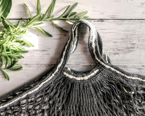 グレーのネットバッグ 藤色と黄緑の刺繍 マルシェバッグ