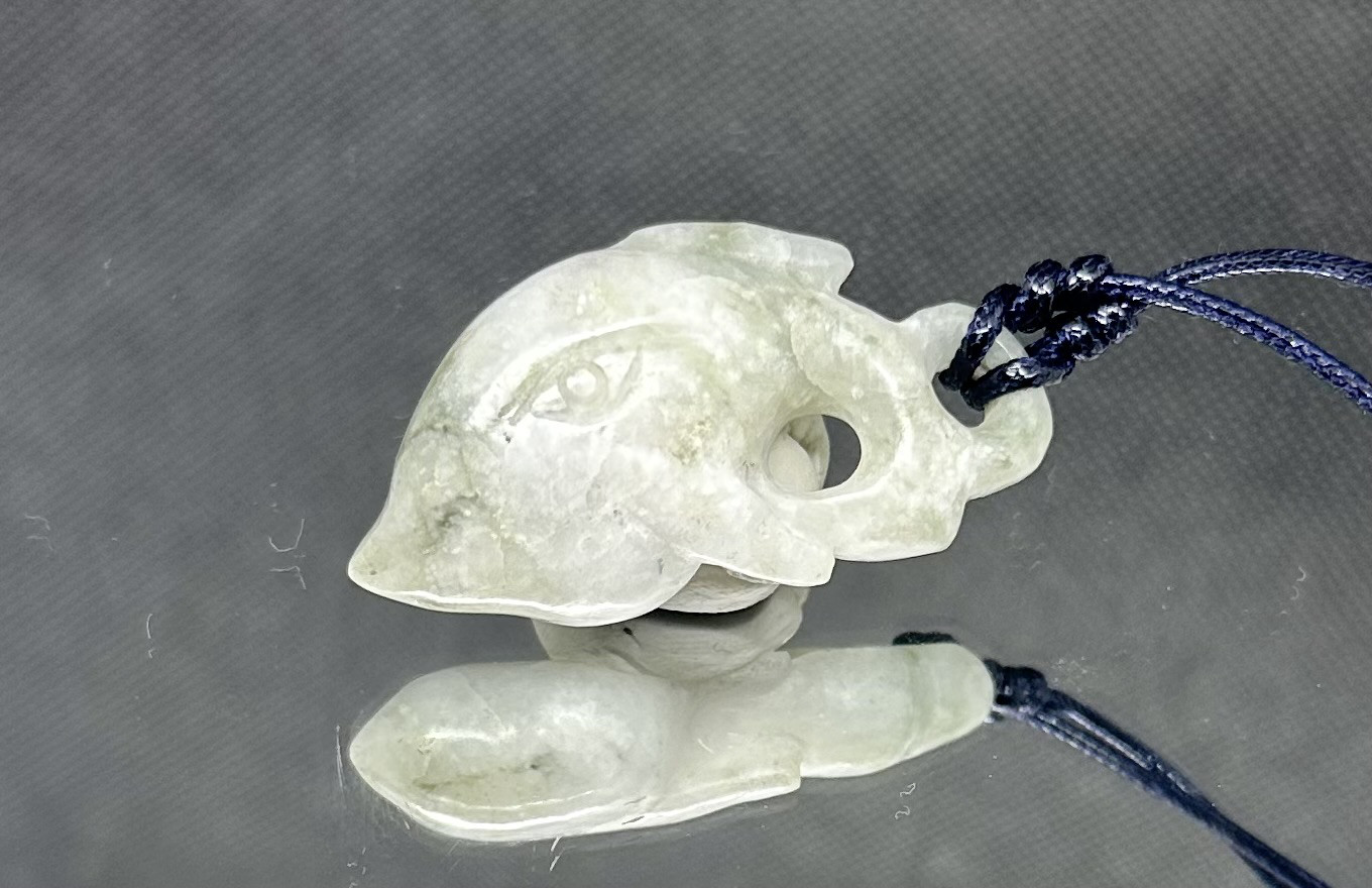 イルカ　糸魚川ロウカン翡翠