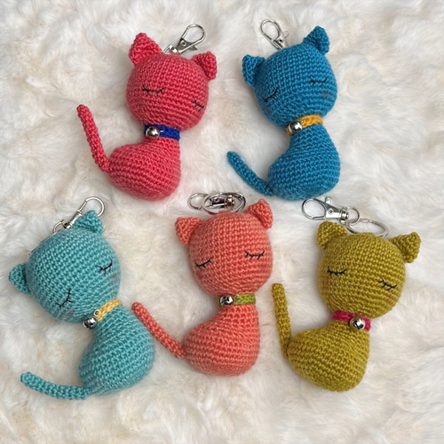 猫 チャーム ”おやすみ猫ちゃん” あみぐるみ・キーホルダー 【全9種類