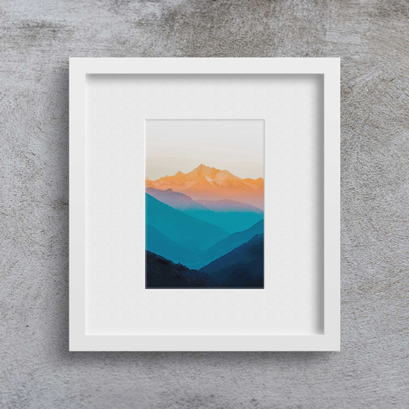 山々が重なり合った日の出の風景 美しいトワイライトグラデーション ポスター 2枚目の画像