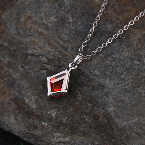 ミニマリストの 1 月の誕生石天然ガーネット ネックレスユニークな赤い宝石ソリティア ペンダント誕生日ギフト 5枚目の画像