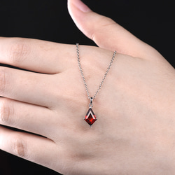 ミニマリストの 1 月の誕生石天然ガーネット ネックレスユニークな赤い宝石ソリティア ペンダント誕生日ギフト 4枚目の画像