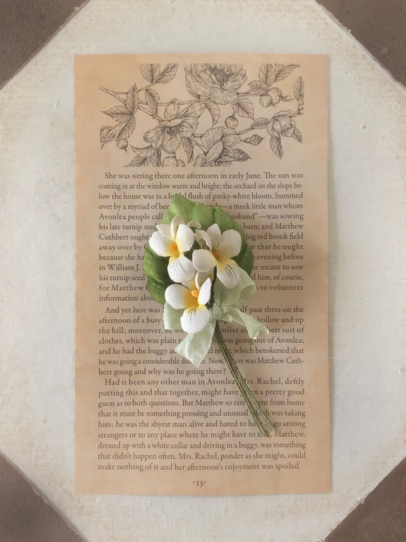 〈染め花〉スミレとくしゅくしゅリボンのコサージュ(オフホワイト) 1枚目の画像