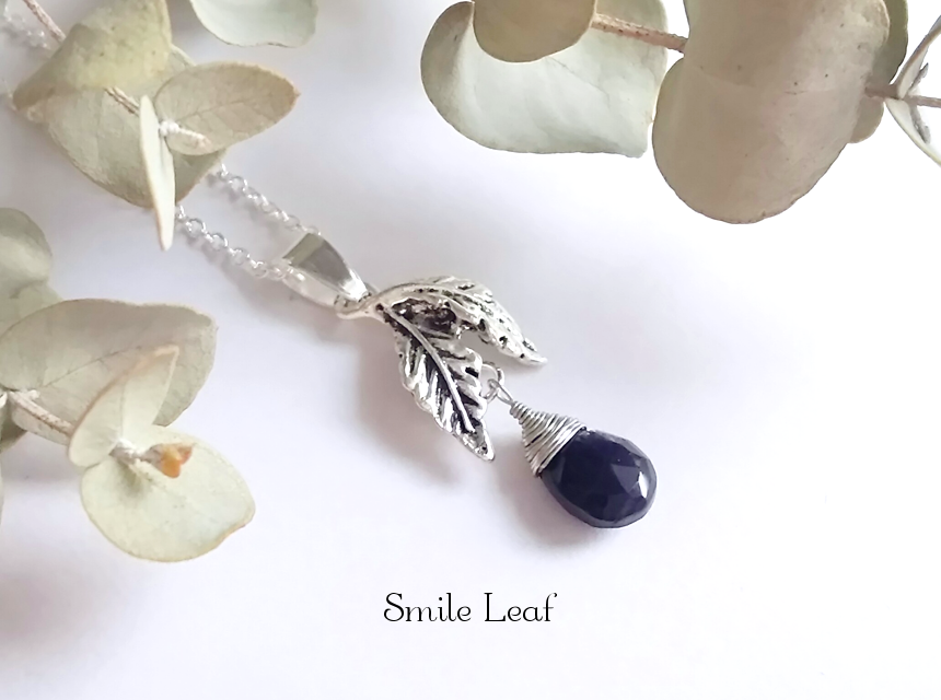 アイオライトサンストーンの木の実ペンダント