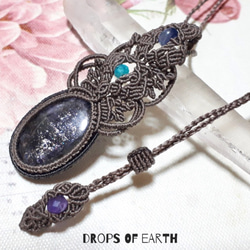 drops of earthのアイオライトサンストーンのマクラメペンダント