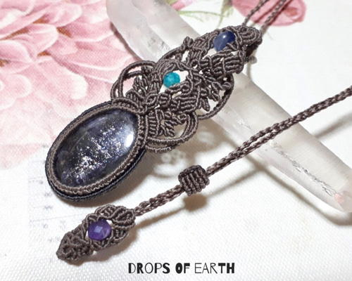 drops of earthのアイオライトサンストーンのマクラメペンダント