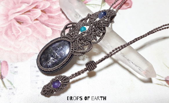 drops of earthのアイオライトサンストーンのマクラメペンダント