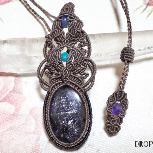 drops of earthのアイオライトサンストーンのマクラメペンダント